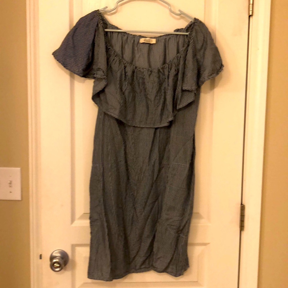 Super cute pinstripe off the shoulder dress with pockets never worn🌻